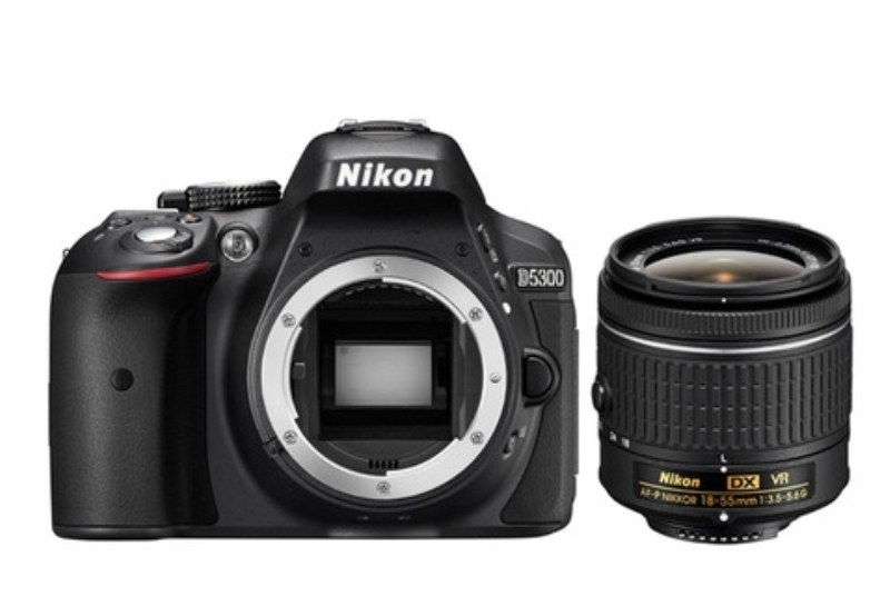 NIKO Fotocamera reflex Nikon D5300 CMOS 24.2 mpx + obiettivo 18 - 55 mm + scheda SD 8 GB